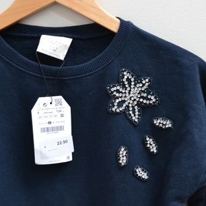 • EMBELLISHED SWEATSHIRT •